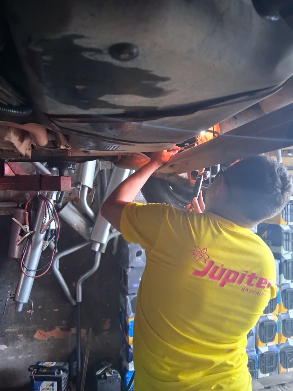 Técnico realizando manutenção automotiva